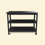 Desserte de plancha électrique en métal noir avec trois niveaux de rangement et roulettes, présentée de face sur fond uni clair.