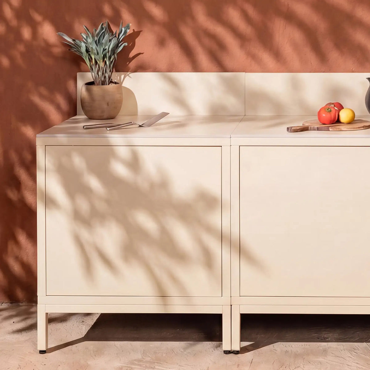 Outdoor-Küche Pilotis in Cremeweiß mit klassischer Arbeitsplatte aus weißer Keramik.
::visuel:creme