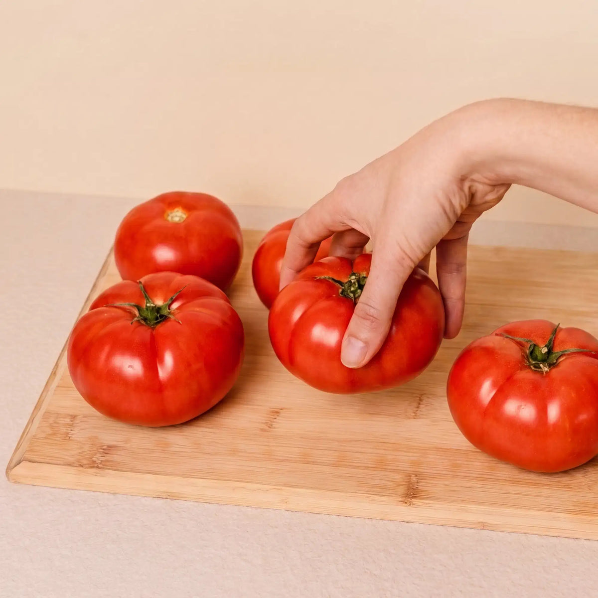 Detail der klassischen Arbeitsplatte aus weißer Pilotis-Keramik mit frischen Tomaten.
::visuel:creme