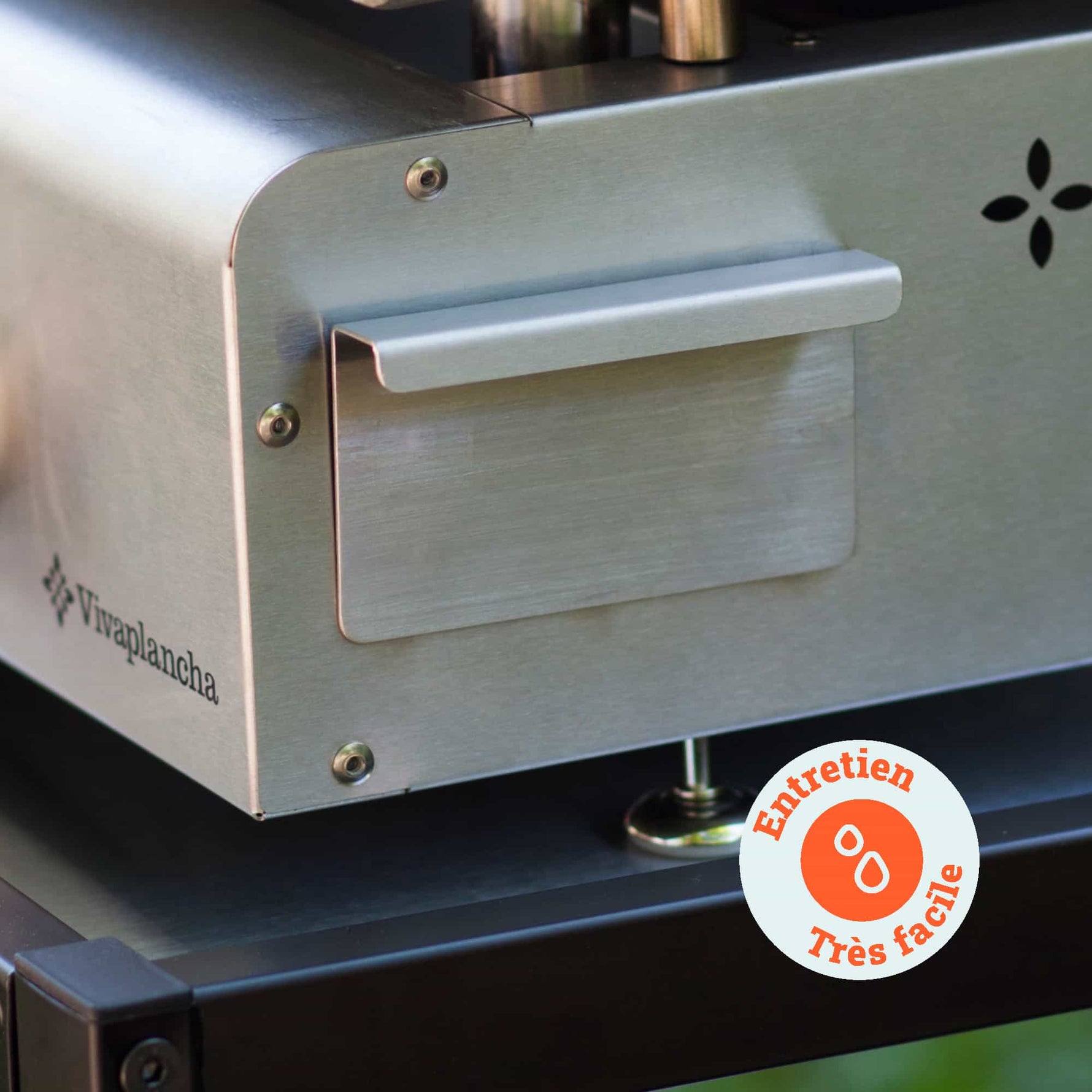 Nahaufnahme des Fettauffangbehälters aus Edelstahl einer Vivaplancha-Plancha, mit dem Hinweis „Sehr einfache Pflege“, der auf die unkomplizierte Reinigung hinweist.