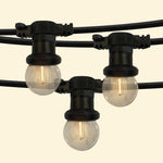 Guirlande lumineuse d’extérieur avec ampoules rondes transparentes à filament LED, montées sur un câble noir résistant, parfaite pour éclairer et décorer terrasses, pergolas ou jardins.