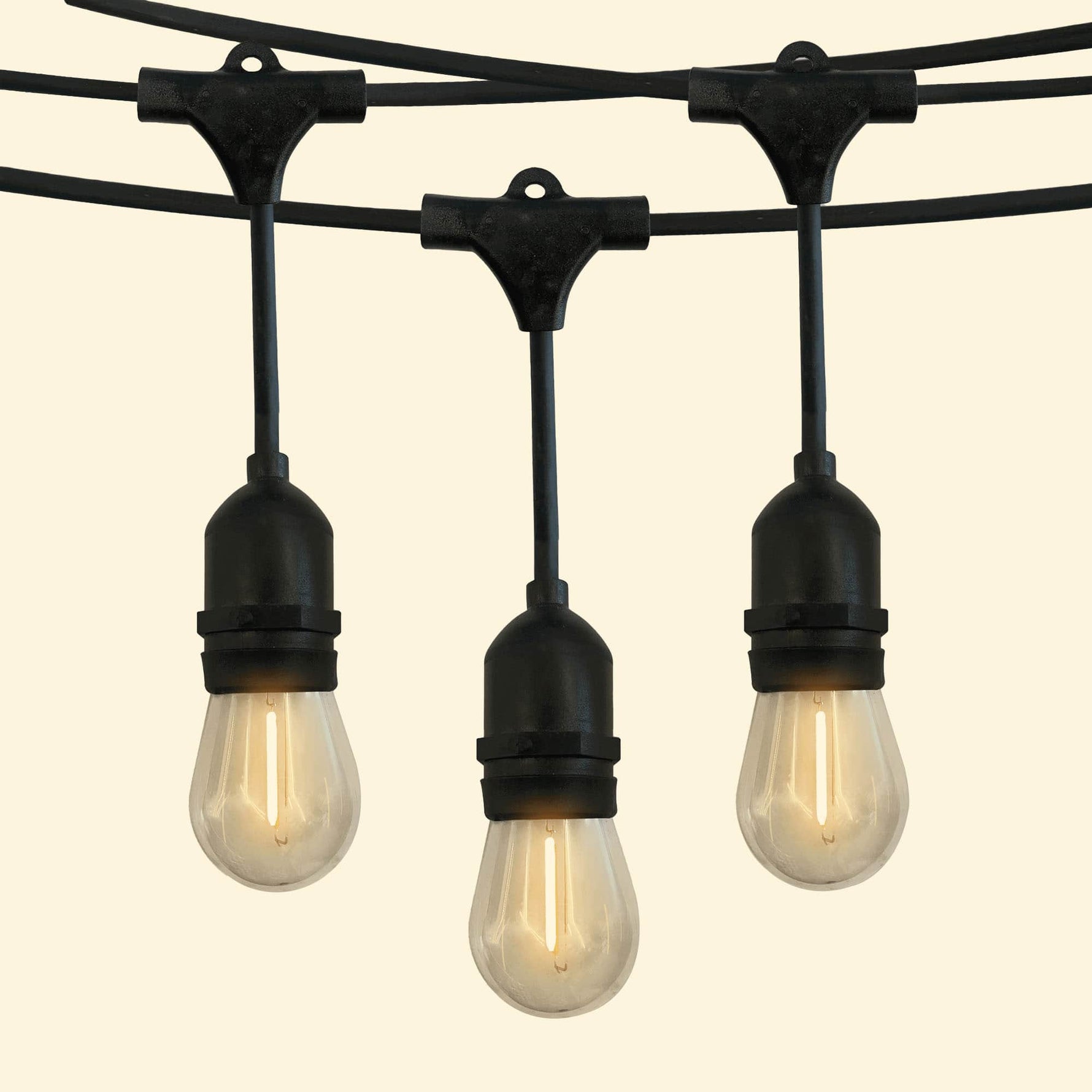 Guirlande lumineuse goutte avec ampoules LED à filament diffusant une lumière chaude, idéale pour une décoration extérieure élégante et conviviale.