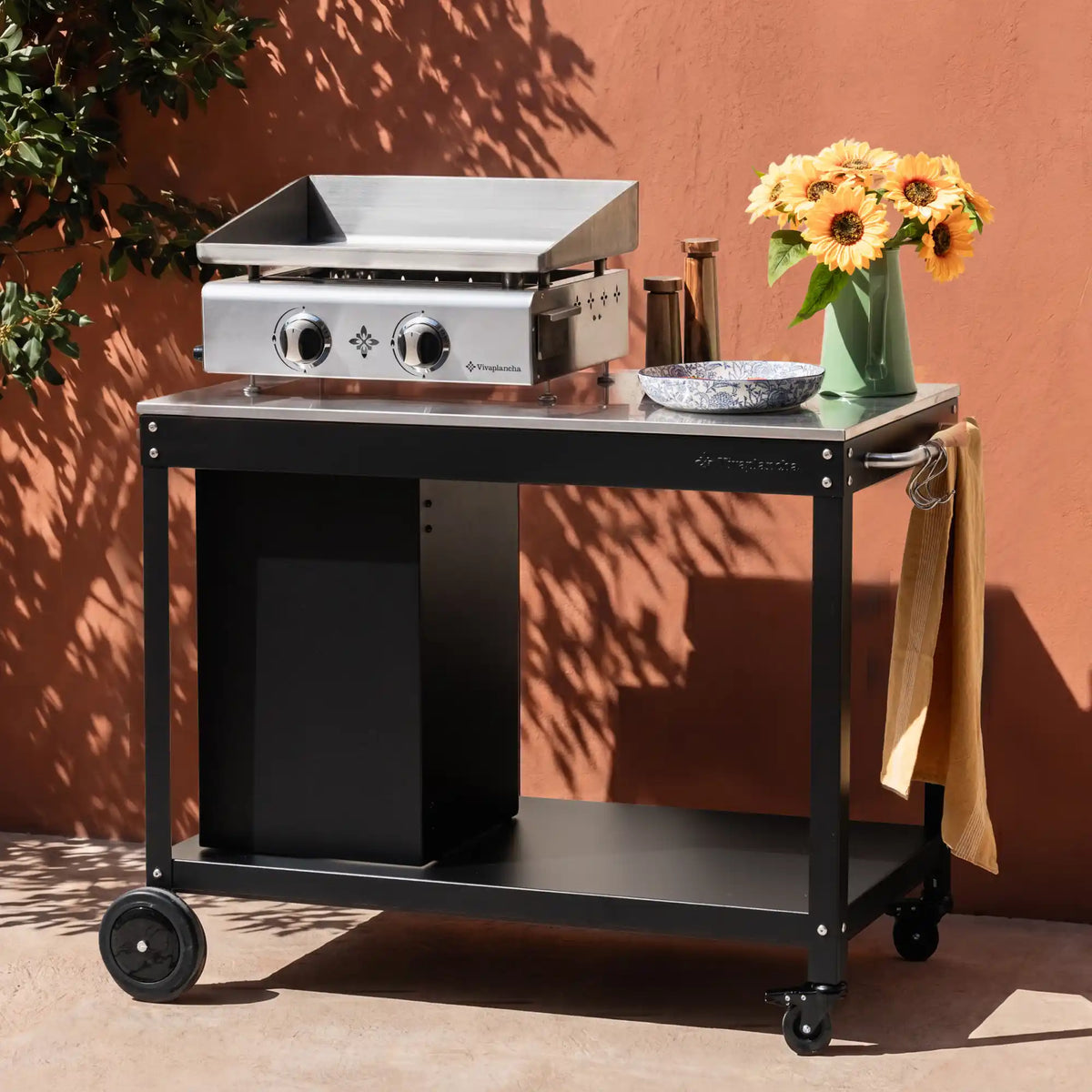 Plancha gaz Vivaplancha sur chariot sans portes, tournesols et torchon. ::visuel:aveccache