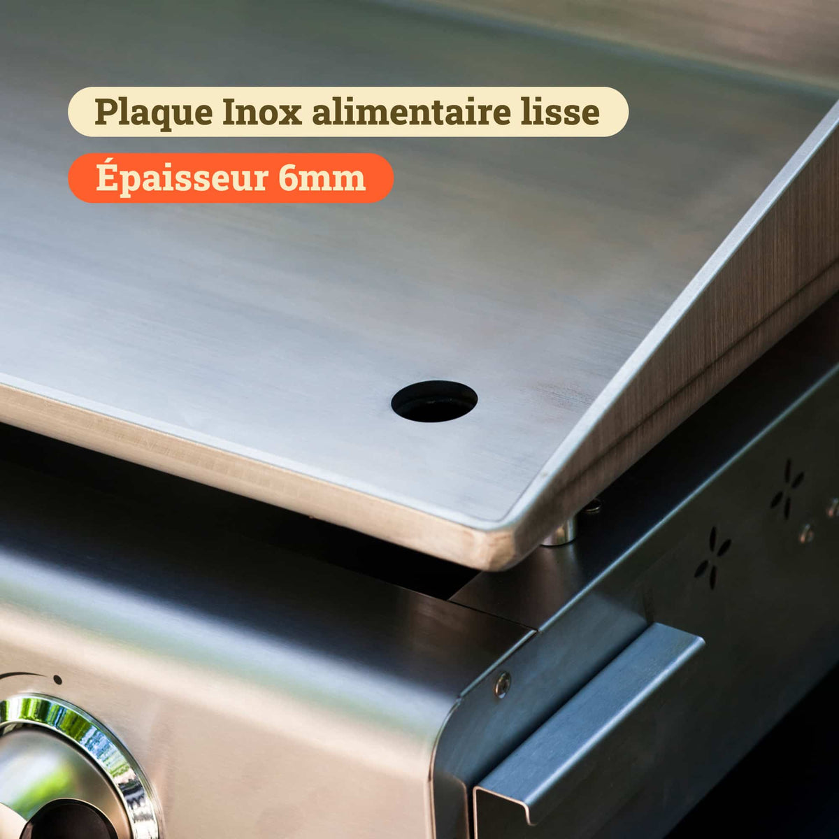 Nahaufnahme einer Vivaplancha-Plancha mit einer glatten Edelstahlplatte in Lebensmittelqualität, 6 mm dick, mit integrierter Ablaufrinne an der Vorderseite.