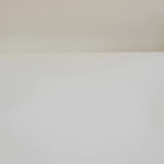 Vidéo présentant plusieurs bougies Totem L aux différentes couleurs : Vert d’eau, Bleu marine, Rouge oxyde, Beige ivoire et Brun terre de sienne. On y voit les bougies empilées et disposées en avant-plan, avec leurs mèches en bois apparentes et leurs céramiques brillantes.